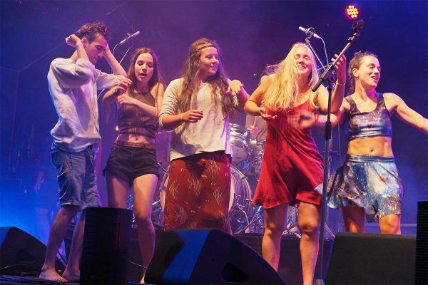 La Dame Blanche: Bühnentänzerinnen . Rudolstadt-Festival 2017 (Foto: Manuela Hahnebach)