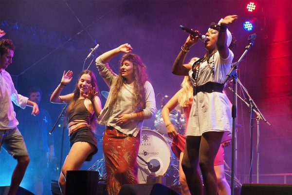 La Dame Blanche: Yaïté Ramos Rodriguez & Bühnentänzerinnen . Rudolstadt-Festival 2017 (Foto: Manuela Hahnebach)