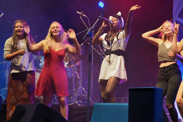 La Dame Blanche: Yaïté Ramos Rodriguez & Bühnentänzerinnen . Rudolstadt-Festival 2017 (Foto: Manuela Hahnebach)