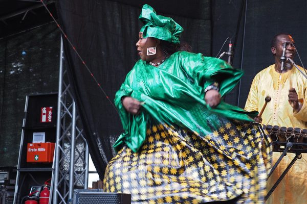 Trio Da Kali: Awa Kassé Mady Diabaté & Fodé Lassana Diabaté . Rudolstadt-Festival 2017 (Foto: Manuela Hahnebach)