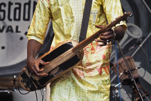 Trio Da Kali: Mamadou Kouyaté . Rudolstadt-Festival 2017 (Foto: Manuela Hahnebach)