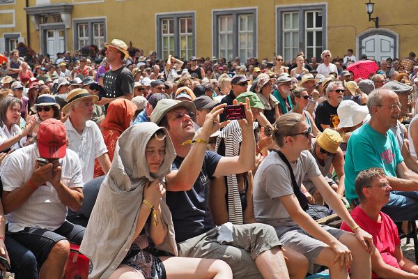 Große Bühne Heidecksburg . Publikum bei Bella Ciao . Rudolstadt-Festival 2018 (Foto: Manuela Hahnebach)