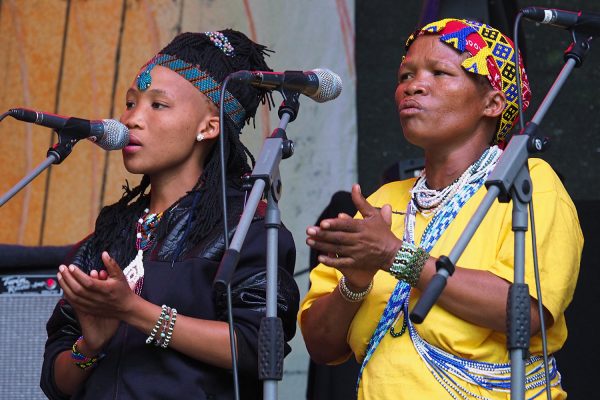 Namibian Tales: San-Mädchen & Baqu Kha//an . Rudolstadt-Festival 2018 (Foto: Manuela Hahnebach)