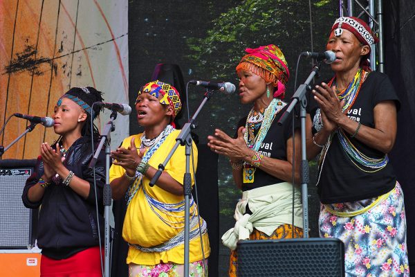 Namibian Tales: San-Mädchen, Baqu Kha//an, //Ao N!ani & N!ae Komtsa . Rudolstadt-Festival 2018 (Foto: Manuela Hahnebach)