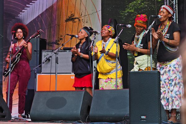 Namibian Tales: San-Mädchen, Baqu Kha//an, //Ao N!ani & N!ae Komtsa . Rudolstadt-Festival 2018 (Foto: Manuela Hahnebach)