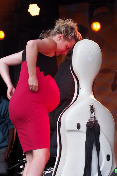 Kirstine Elise Pedersen (Cello) . Blum & Haugaard (Dänemark) . Rudolstadt Festival . 2016 (Foto: Manuela Hahnebach)