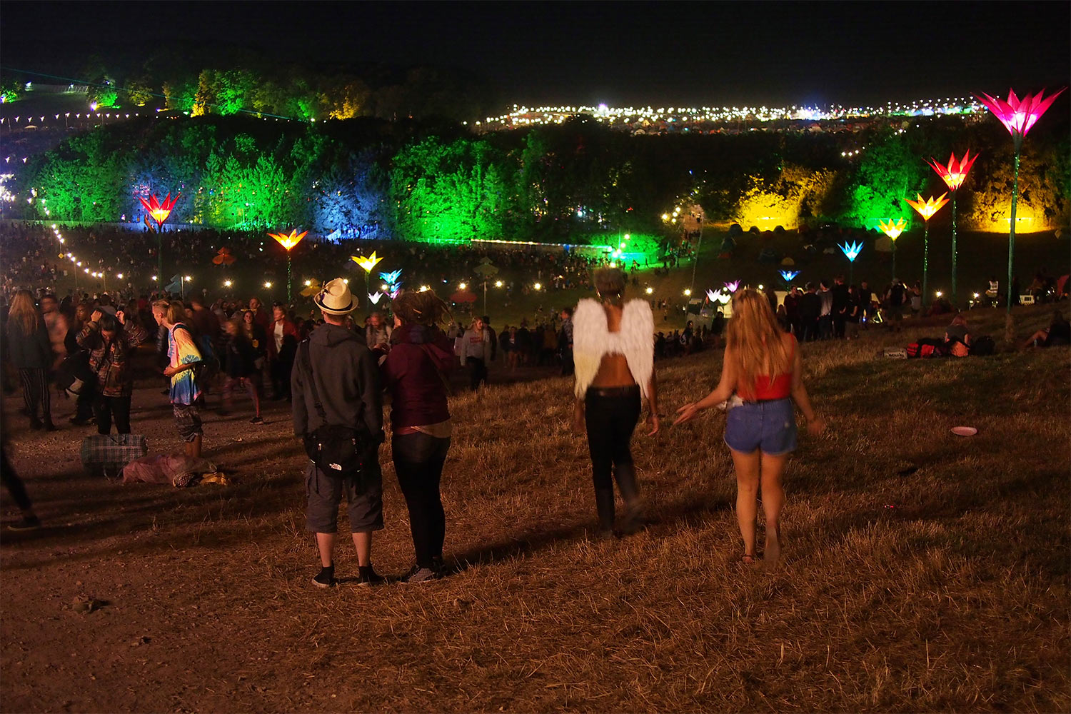 EM087135-mh-2016-08-11-suedengland-boomtown-china-town Blick vom Hippy Highway auf Chinatown . Boomtown Fair . bei Winchester . Sussex . Südengland (Foto: Manuela Hahnebach)
