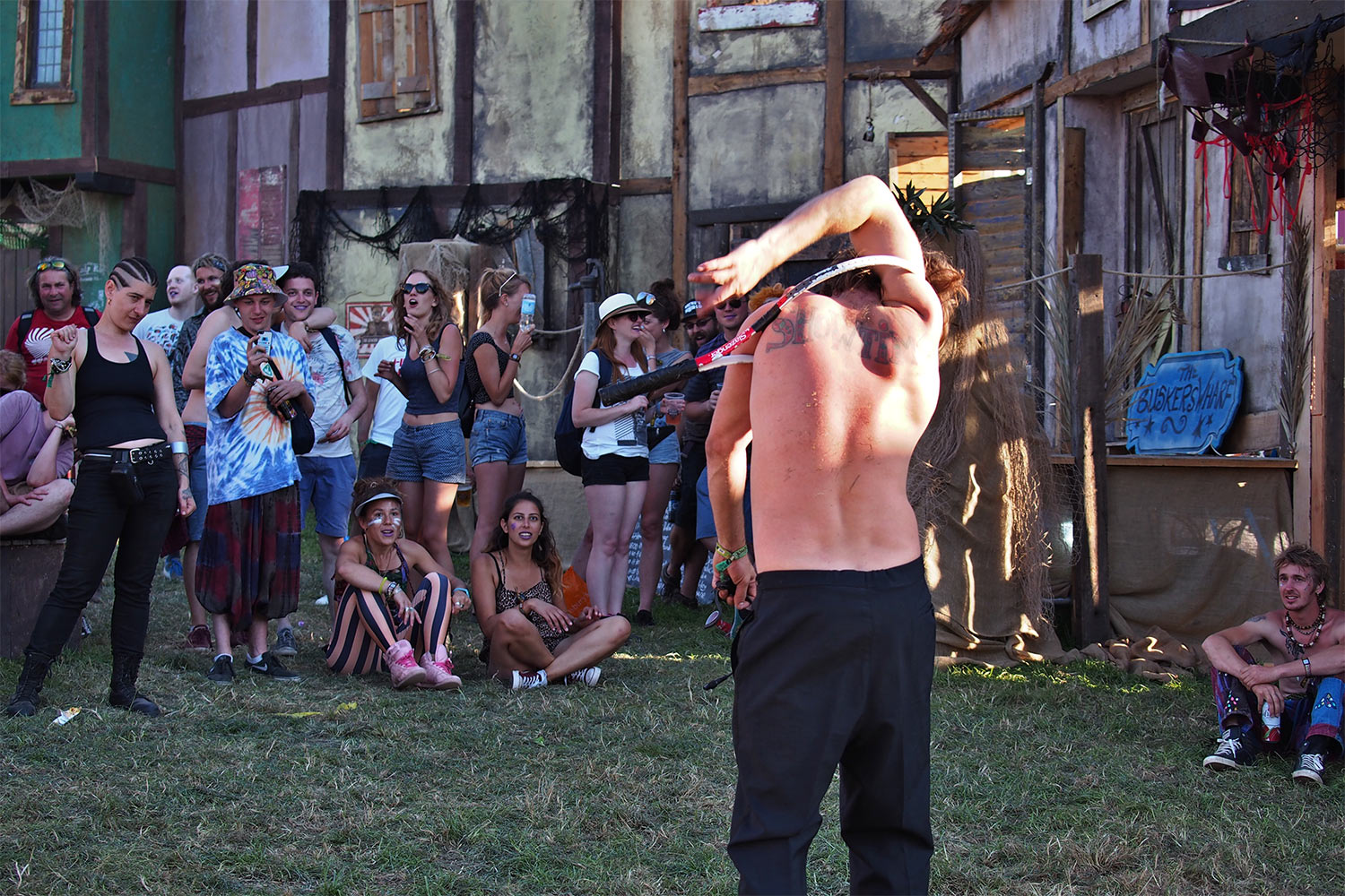 EM087695-mh-2016-08-12-suedengland-boomtown-old-town-strassentheater Streetperformance in Old Town . Boomtown Fair . Matterley Estate bei Winchester . Sussex . Südengland (Foto: Manuela Hahnebach)