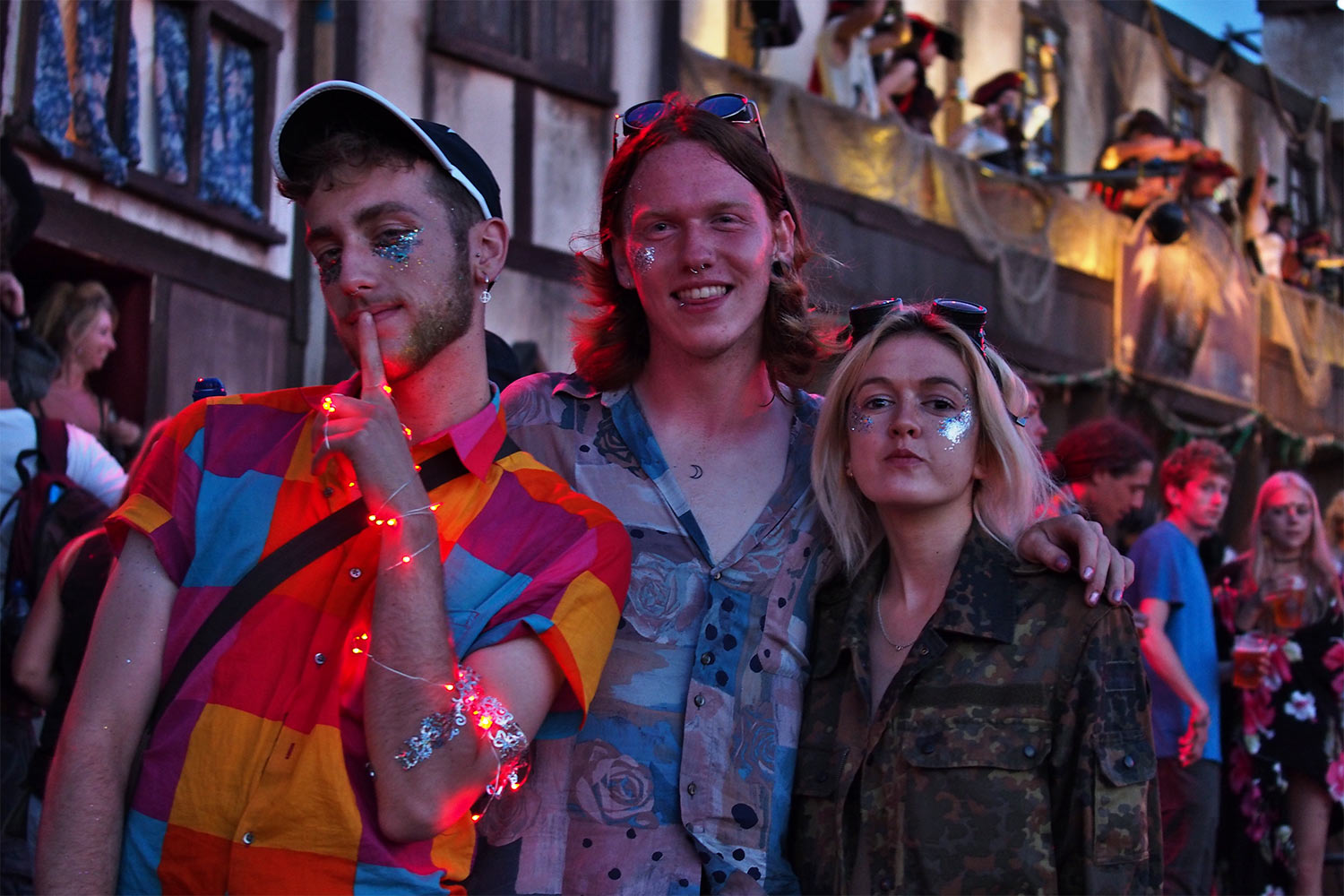 EM087724-mh-2016-08-12-suedengland-boomtown-old-town-besucher 3 Typen in Old Town . Boomtown Fair . Matterley Estate bei Winchester . Sussex . Südengland (Foto: Manuela Hahnebach)