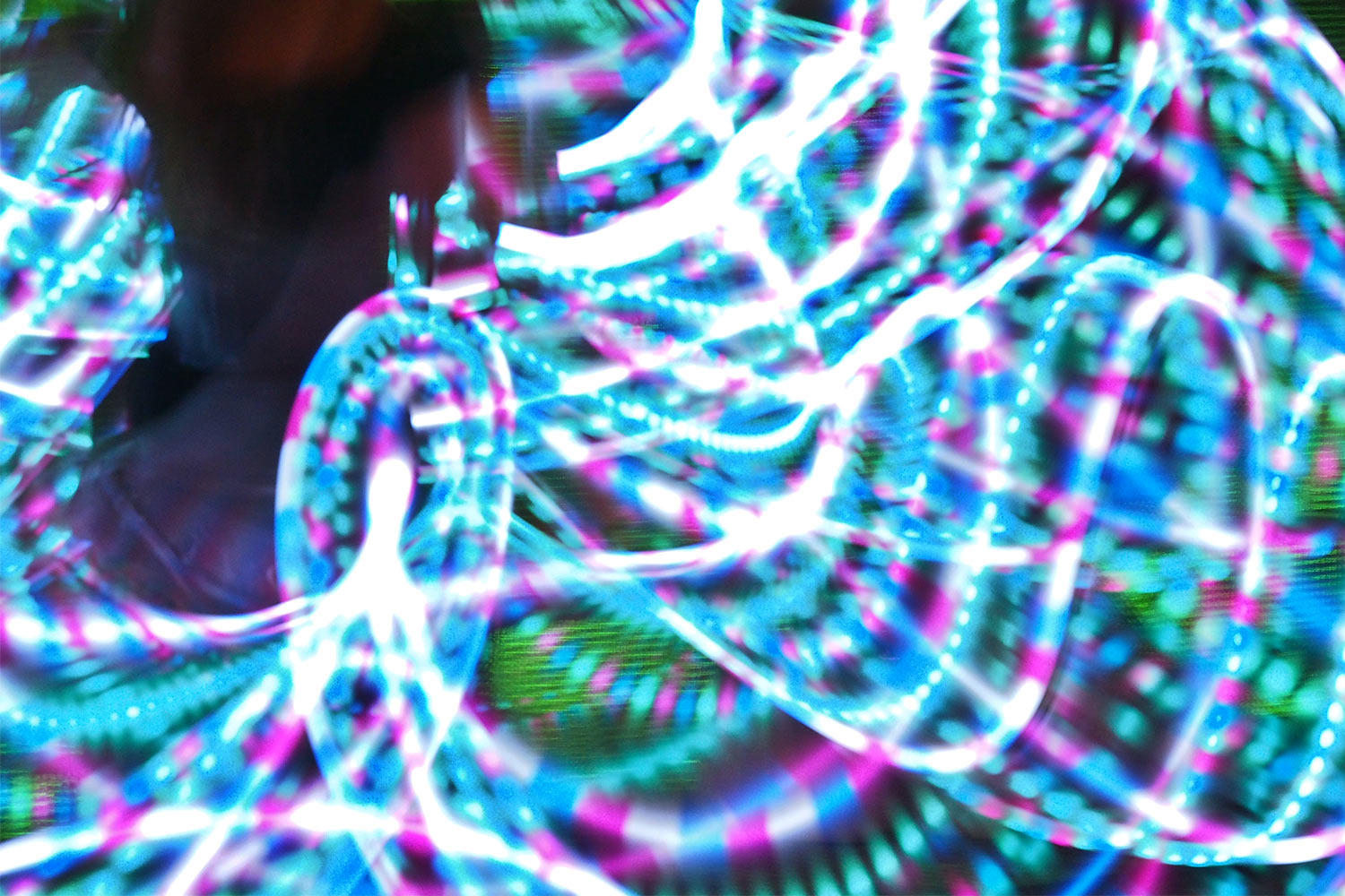 EM087743-mh-2016-08-12-suedengland-boomtown-wild-west-old-mine-hula-hoop Hula Hoop . Boomtown Fair . Matterley Estate bei Winchester . Sussex . Südengland (Foto: Manuela Hahnebach)