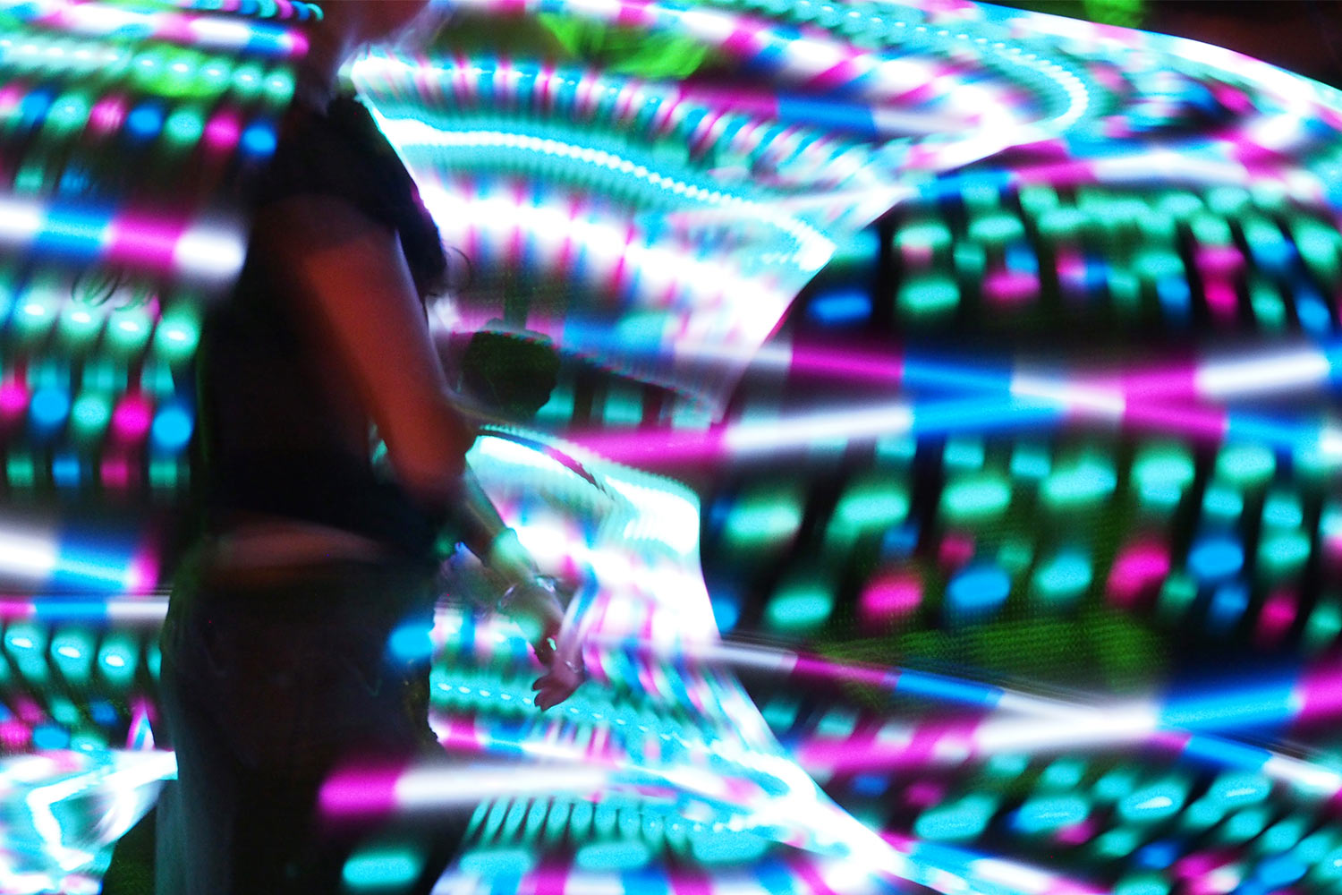 EM087747-mh-2016-08-12-suedengland-boomtown-wild-west-old-mine-hula-hoop Hula Hoop . Boomtown Fair . Matterley Estate bei Winchester . Sussex . Südengland (Foto: Manuela Hahnebach)