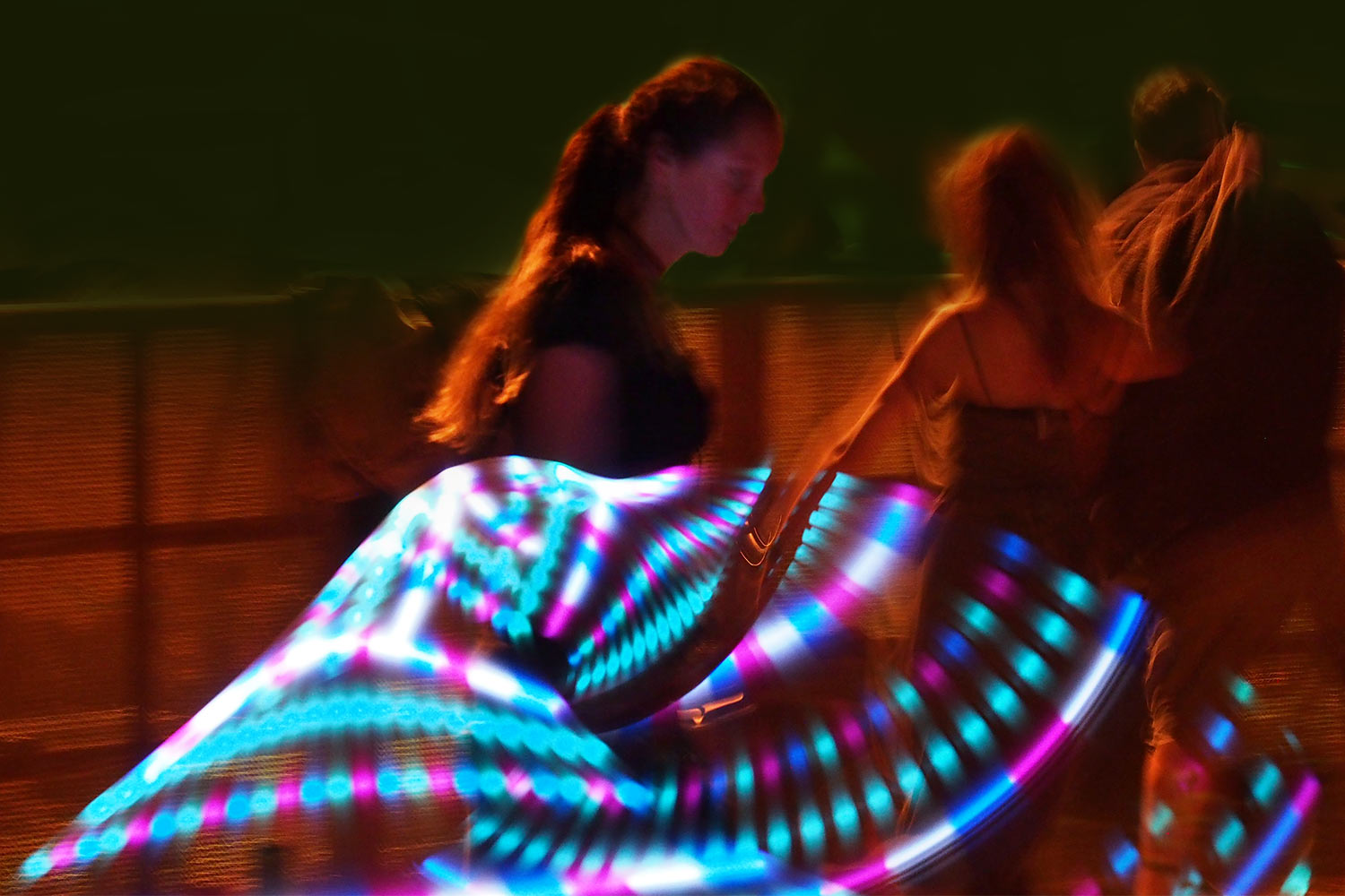 EM087768-mh-2016-08-12-suedengland-boomtown-wild-west-old-mine-hula-hoop Hula Hoop . Boomtown Fair . Matterley Estate bei Winchester . Sussex . Südengland (Foto: Manuela Hahnebach)