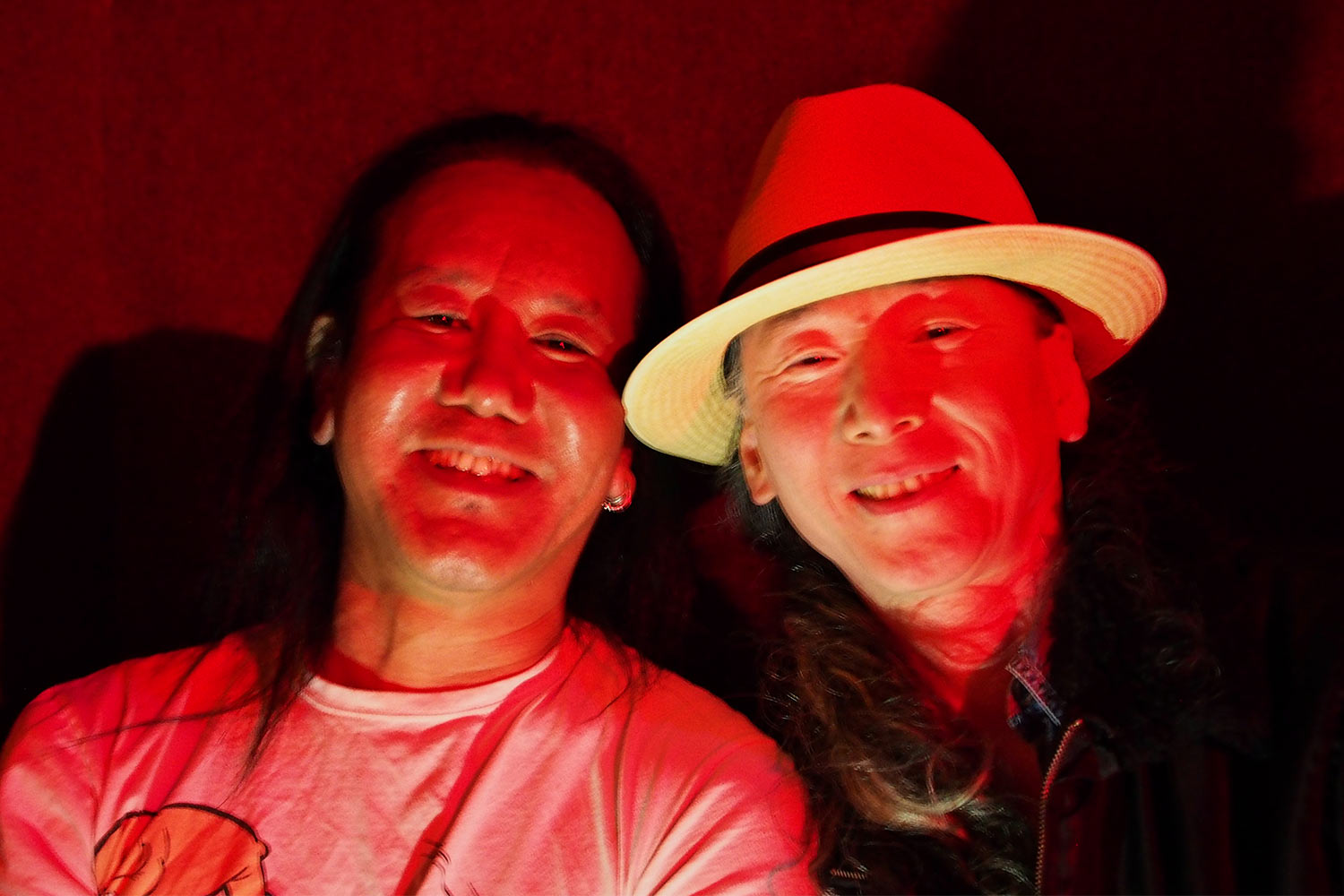 EM087818-mh-2016-08-12-suedengland-boomtown-old-town-apache-und-tibeter Apache und Tibeter . Boomtown Fair . Matterley Estate bei Winchester . Sussex . Südengland (Foto: Manuela Hahnebach)