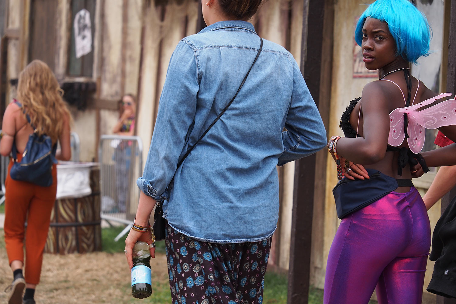 EM087852-mh-2016-08-12-suedengland-boomtown-old-town Straßenszene in Old Town . Boomtown Fair . Matterley Estate bei Winchester . Sussex . Südengland (Foto: Manuela Hahnebach)