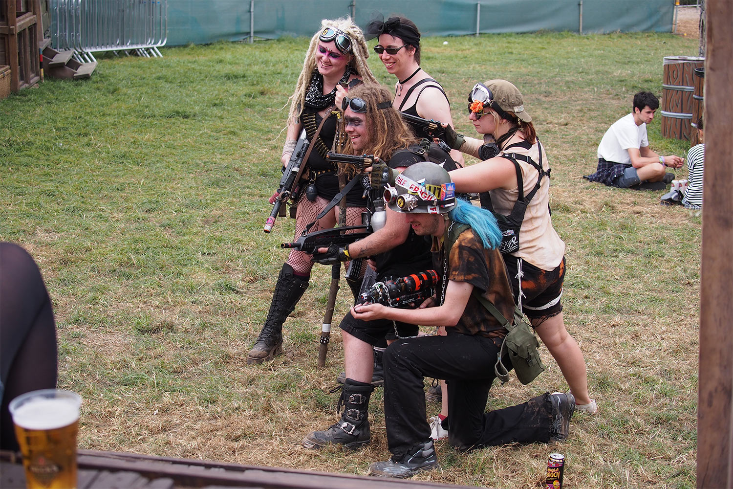 EM087858-mh-2016-08-13-suedengland-boomtown-whistlers-green-windmill-publikum Besucher in Old Town . Boomtown Fair . Matterley Estate bei Winchester . Sussex . Südengland (Foto: Manuela Hahnebach)
