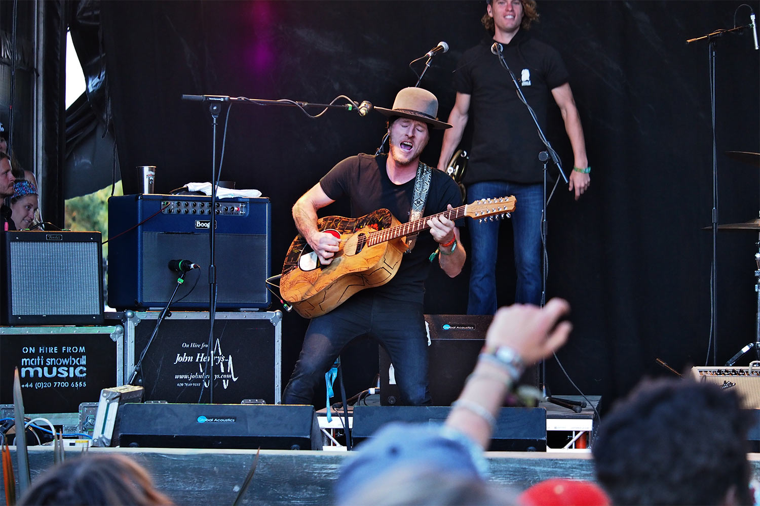 EM088041-mh-2016-08-13-suedengland-boomtown-wild-west-old-mine-nahko-and-medicine-for-the-people Medicine for the People . Old Mine in Wild West . Boomtown Fair . Matterley Estate bei Winchester . Sussex . Südengland (Foto: Manuela Hahnebach)
