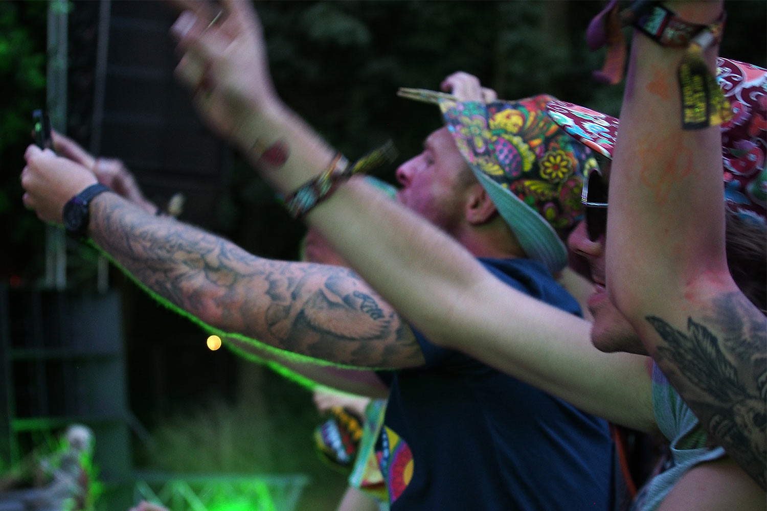 EM088107-mh-2016-08-13-suedengland-boomtown-wild-west-old-mine-publikumpsd Publikum in Old Mine in Wild West . Boomtown Fair . Matterley Estate bei Winchester . Sussex . Südengland (Foto: Manuela Hahnebach)