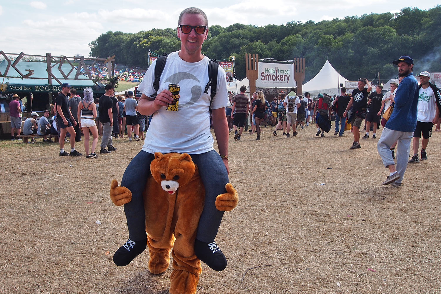 EM088286-mh-2016-08-14-suedengland-boomtown-town-centre-schleppbaer Schleppbär . Town Centre . Boomtown Fair . Matterley Estate bei Winchester . Sussex . Südengland (Foto: Manuela Hahnebach)