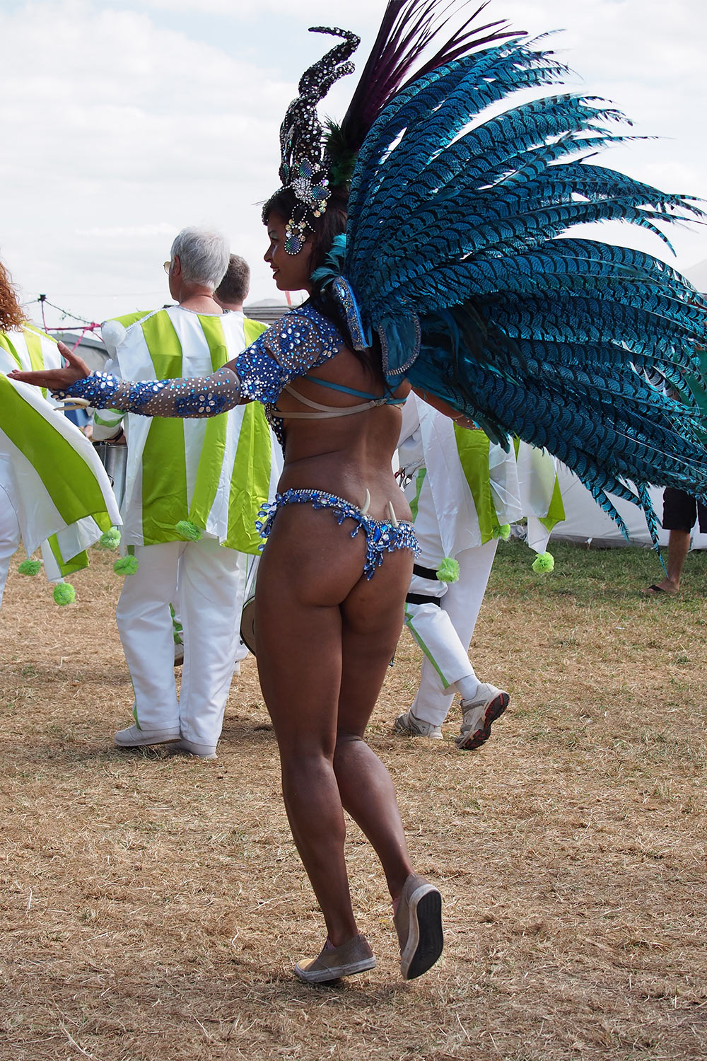 EM088396-mh-2016-08-14-suedengland-boomtown-carnival Sunday Carnival Parade . Whistlers Green . Boomtown Fair . Matterley Estate bei Winchester . Sussex . Südengland (Foto: Manuela Hahnebach)