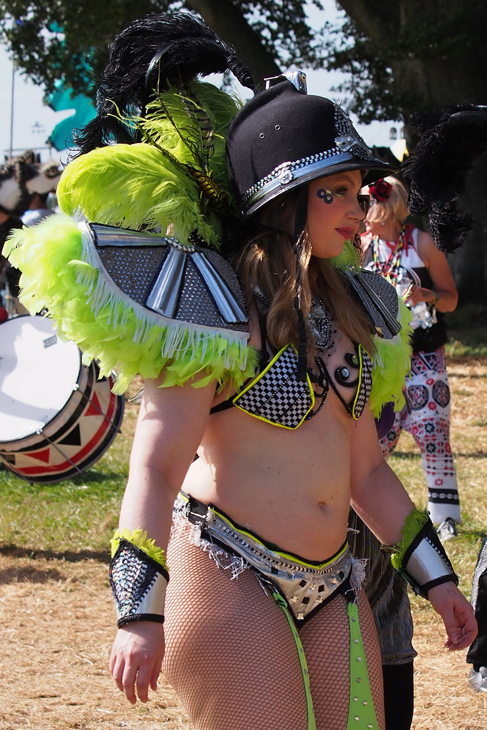 EM088433-mh-2016-08-14-suedengland-boomtown-carnival Sunday Carnival Parade . Whistlers Green . Boomtown Fair . Matterley Estate bei Winchester . Sussex . Südengland (Foto: Manuela Hahnebach)