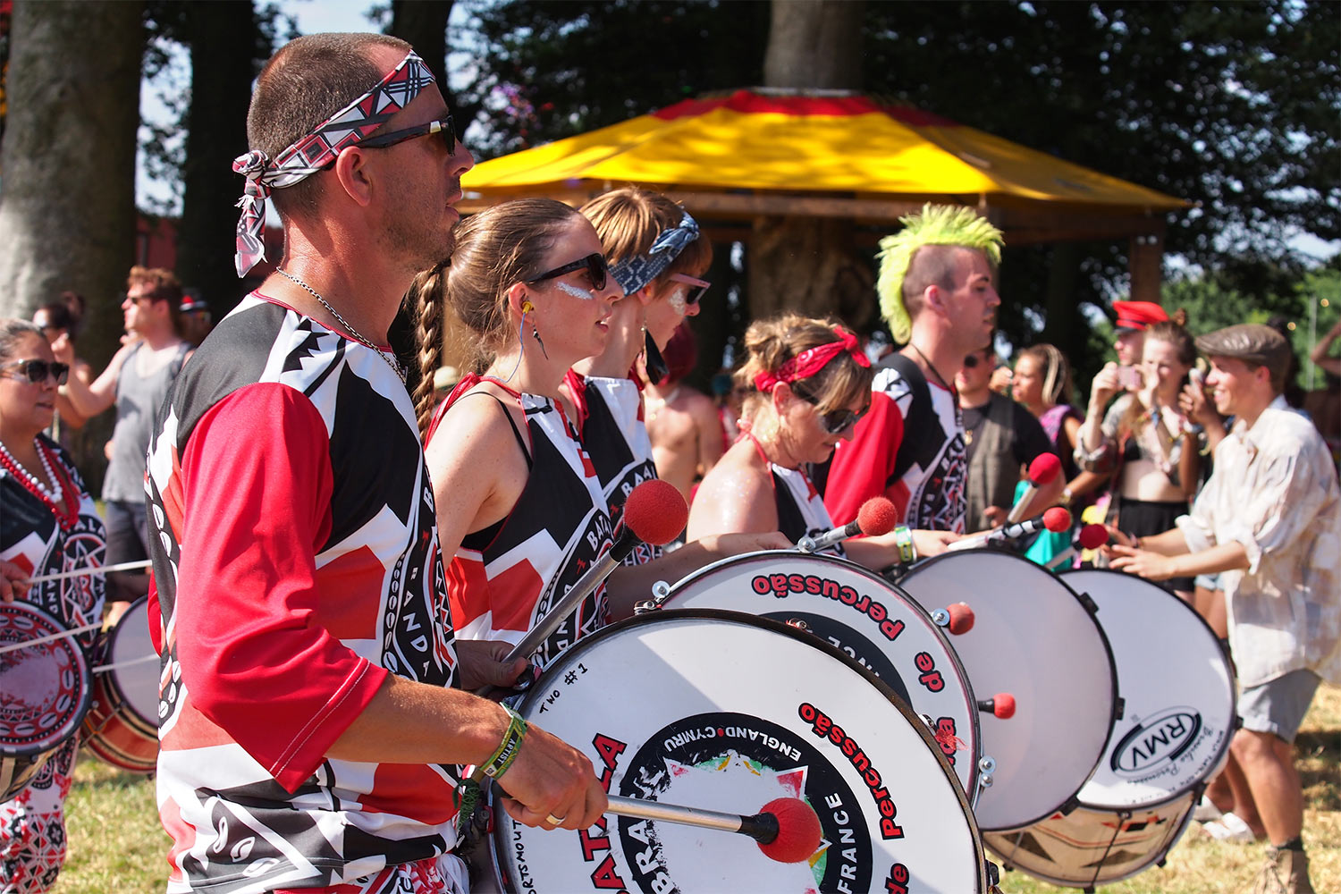 EM088435-mh-2016-08-14-suedengland-boomtown-carnival Sunday Carnival Parade . Whistlers Green . Boomtown Fair . Matterley Estate bei Winchester . Sussex . Südengland (Foto: Manuela Hahnebach)