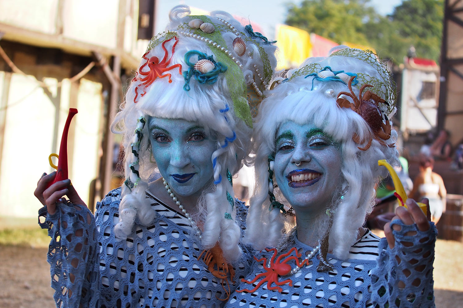 EM088495-mh-2016-08-14-suedengland-boomtown-wild-west-old-doppelte-meerjungfrau Doppeltes Lottchen . Old Town . Boomtown Fair . Matterley Estate bei Winchester . Sussex . Südengland (Foto: Manuela Hahnebach)