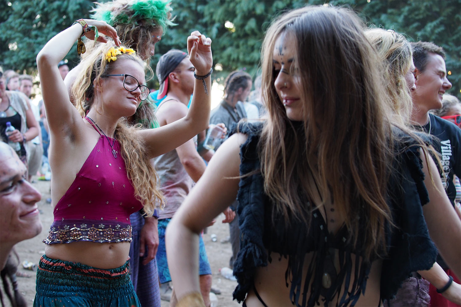 EM088546-mh-2016-08-14-suedengland-boomtown-wild-west-old-mine-seth-lakeman Publikum in Old Mine . Boomtown Fair . Matterley Estate bei Winchester . Sussex . Südengland (Foto: Manuela Hahnebach)