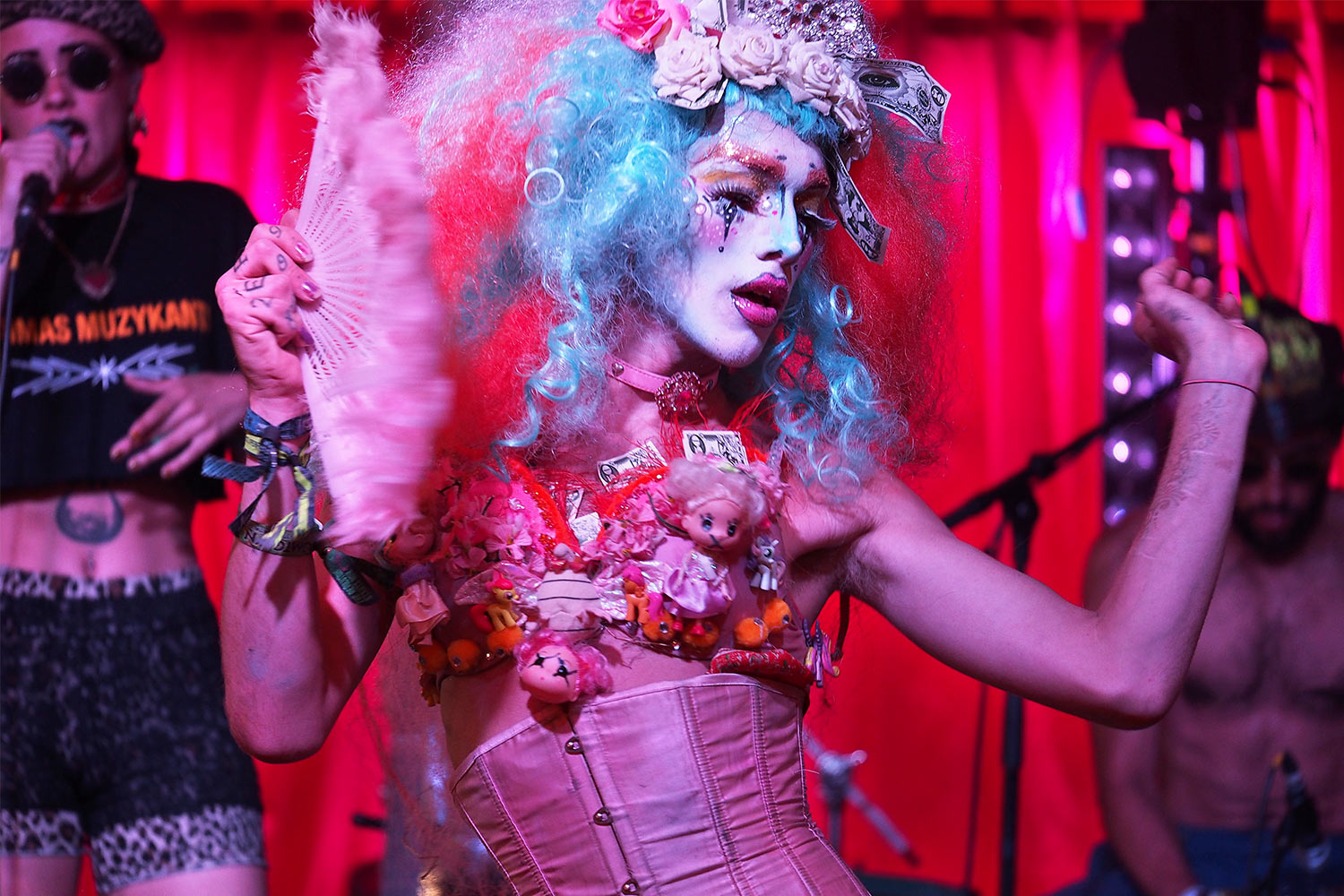 EM088581-mh-2016-08-14-suedengland-boomtown-mayfair-ballroom-barbarellas-bang-bang Barbarellas Bang Bang . Ballroom in Mayfair . Boomtown Fair . Matterley Estate bei Winchester . Sussex . Südengland (Foto: Manuela Hahnebach)