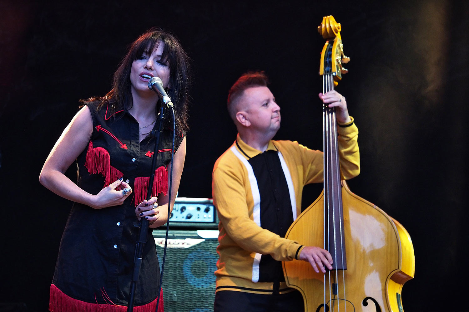EM088628-mh-2016-08-14-suedengland-boomtown-wild-west-old-mine-imelda-may Imelda May . Old Mine in Wild West . Boomtown Fair . Matterley Estate bei Winchester . Sussex . Südengland (Foto: Manuela Hahnebach)