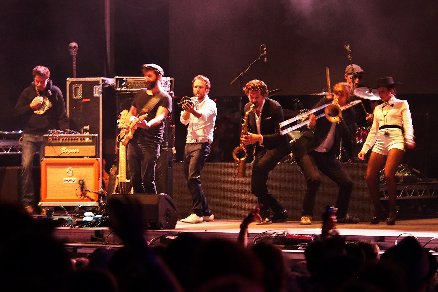 EM088669-mh-2016-08-14-suedengland-boomtown-town-centre-stage-parov-stelar Parov Stelar . Town Centre Stage . Boomtown Fair . Matterley Estate bei Winchester . Sussex . Südengland (Foto: Manuela Hahnebach)