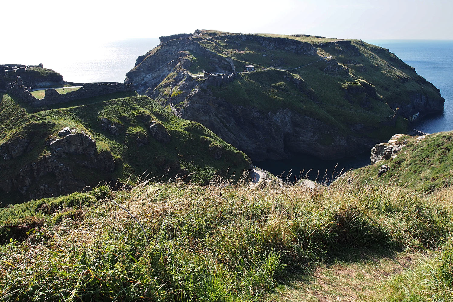 EM089127-2016-suedengland-tintagel-island Blick von Tintagel nach Castle Island . Cornwall . Südengland (Foto: Manuela Hahnebach)