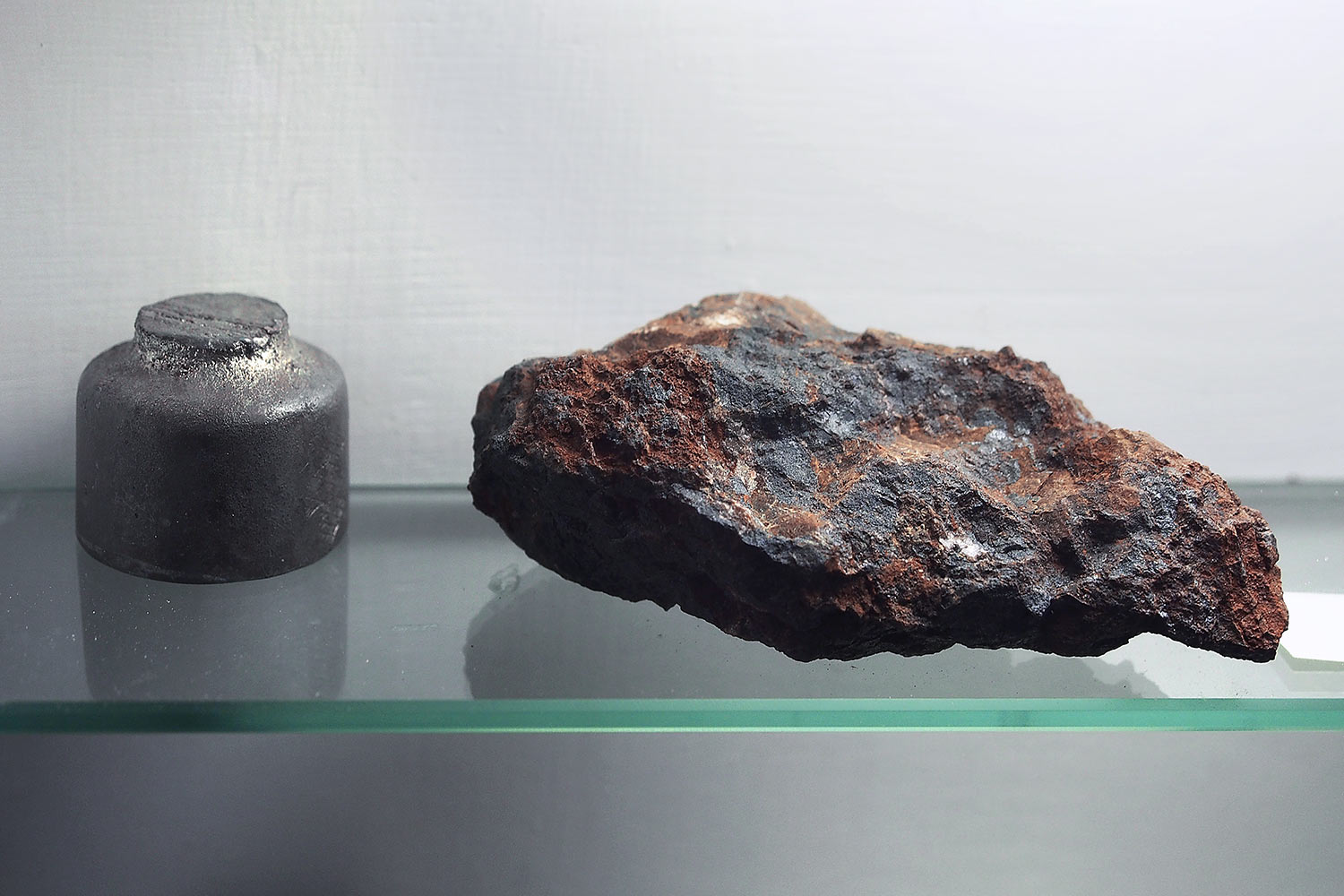 EM089549-2016-suedengland-cornwall-tin-coast-levant-mine-zinn-erz Zinn (Gußstück und Erz) . Levant Mine Museum . Tin Coast . Cornwall . Südengland (Foto: Manuela Hahnebach)