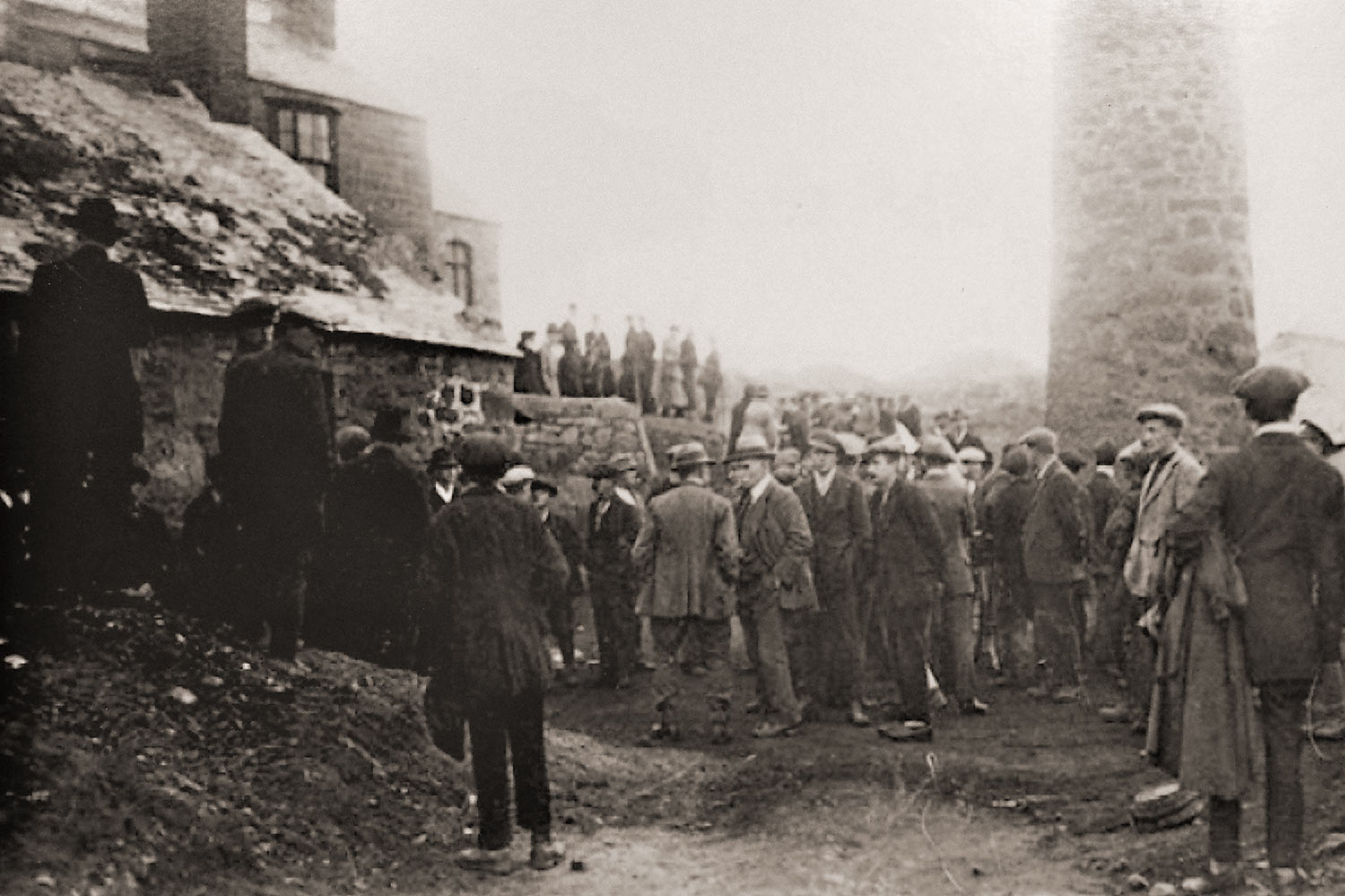 EM089551-2016-suedengland-cornwall-tin-coast-levant-mine-beam-engine-disaster-repro Grubenunglück im Jahr 1919 in der Levant Mine . Tin Coast . Cornwall . Südengland (Repro: Levant Mine Nuseum)