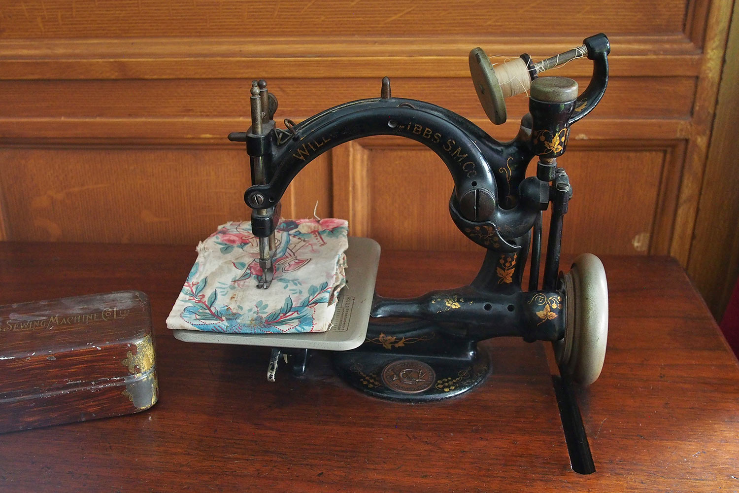 Spielnähmaschine im Kinderzimmer . Lanhydrock House . Cornwall . Südengland (Foto: Manuela Hahnebach 2016)