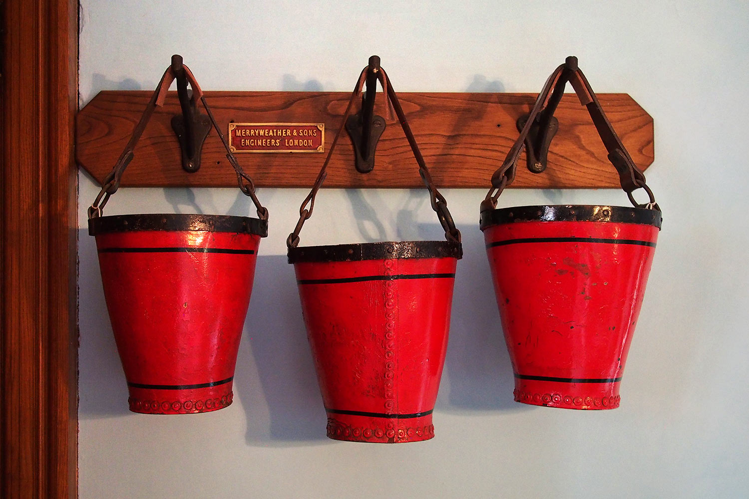 Feuerlösch-Eimer im Flur . Lanhydrock House . Cornwall . Südengland (Foto: Manuela Hahnebach 2016)