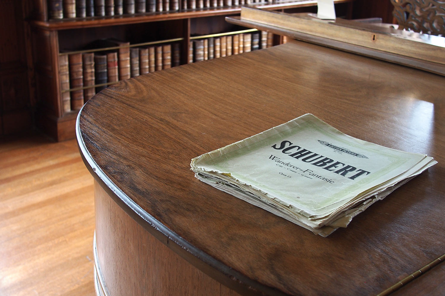 Noten auf dem Steinway-Flügel in der Galerie . Lanhydrock House . Cornwall . Südengland (Foto: Manuela Hahnebach 2016)