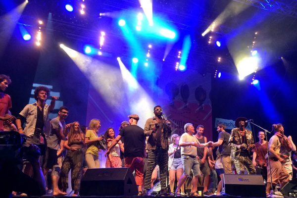 Jupiter & Okwess: Tanz auf der Bühne . Rudolstadt-Festival 2017 (Foto: Manuela Hahnebach)