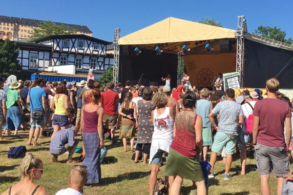 Theatervorplatz: Riders Connection . Rudolstadt-Festival 2018 (Foto: Manuela Hahnebach)