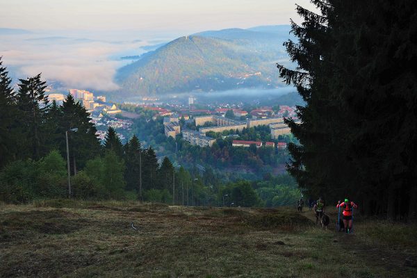 Blick vom Skihang Döllberg nach Suhl mit Domberg . Südthüringentrail 2018 (Foto: Andreas Kuhrt)