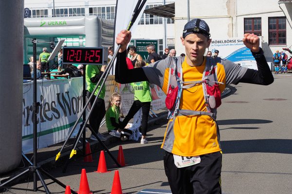 Südthüringentrail 2018 . Im Simson-Gewerbepark im Ziel: Markus Blum