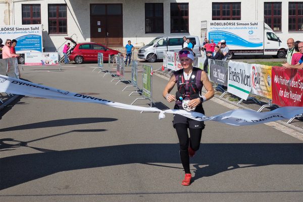 Südthüringentrail 2018 . Im Simson-Gewerbepark im Ziel: Romy Mey