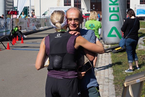 Südthüringentrail 2018 . Im Simson-Gewerbepark im Ziel: Romy Mey