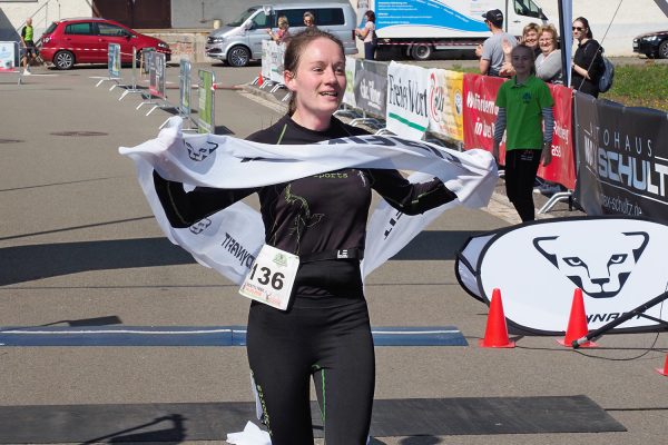 Südthüringentrail 2018 . Im Simson-Gewerbepark im Ziel: Anne Gründler