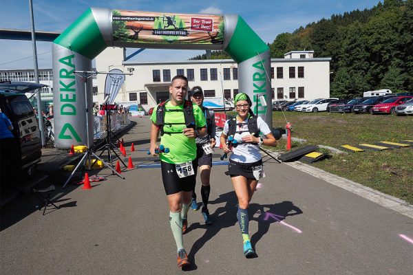 Südthüringentrail 2018 . Im Simson-Gewerbepark im Ziel: Thomas Garten, Romy Rasche