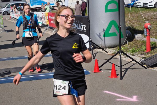 Südthüringentrail 2018 . Im Simson-Gewerbepark im Ziel: Katrin Sekulla, Helen Schrötter