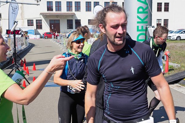 Südthüringentrail 2018 . Im Simson-Gewerbepark im Ziel: Manuela Hartung, Thomas Hecker