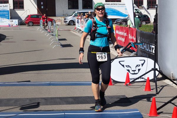 Südthüringentrail 2018 . Im Simson-Gewerbepark im Zieldurchlauf: Steffi Reich