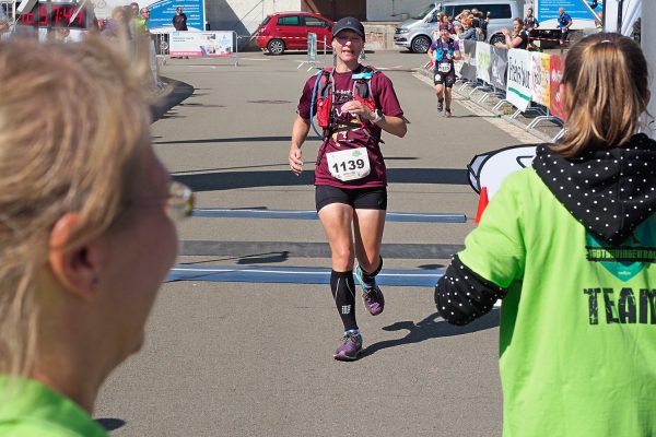 Südthüringentrail 2018 . Im Simson-Gewerbepark im Ziel: Cindy Schneider