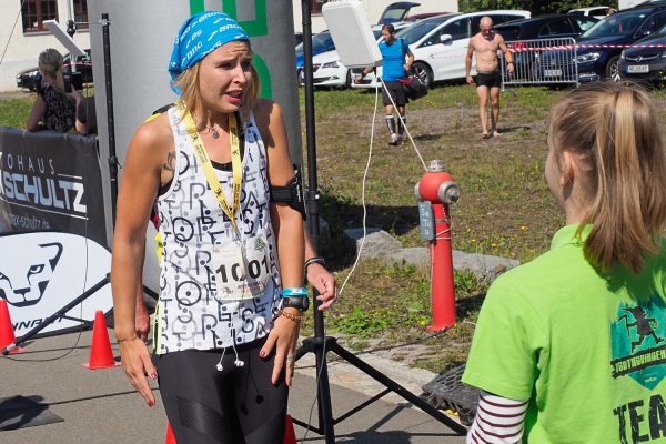 Südthüringentrail 2018 . Im Simson-Gewerbepark im Ziel: Anne Becker