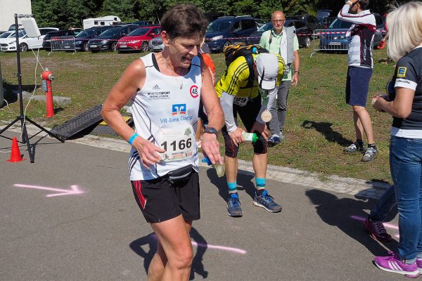 Südthüringentrail 2018 . Im Simson-Gewerbepark im Ziel: Christine Lieb